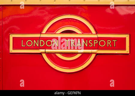 WEYBRIDGE, SURREY, UK - 9. August 2015: Ein Vintage Red London Transport Emblem auf einem Oldtimerbus London. Stockfoto