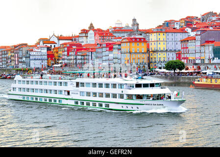 Portugal, Oporto: Touristische Passagierschiff überqueren Ribeirinho Riverside am Fluss Douro