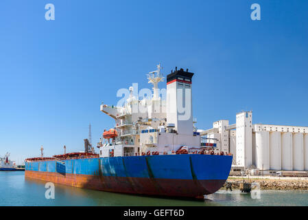 Bulk-Carrier Schiff im Hafen entladen Stockfoto