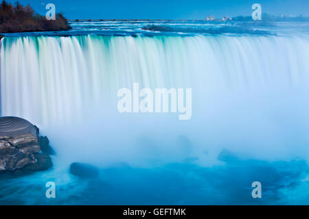 Geographie, Reisen, Kanada, Ontario, Niagarafälle, Horseshoe Falls, Niagara River in der Abenddämmerung, Niagara Falls, Ontario, Kanada Stockfoto