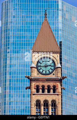 Geographie, Reisen, Kanada, Ontario, Toronto, Clock tower altes Rathaus der Stadt, umgeben von modernen Gebäuden in der Innenstadt von Toronto, Ontario, Kanada Stockfoto