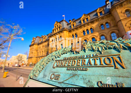 Geographie, Reisen, Kanada, Ontario, Ottawa, Langevin Block und Hinweisschild (Confederation Boulevard) in Stadt Ottawa, Ontario, Stockfoto