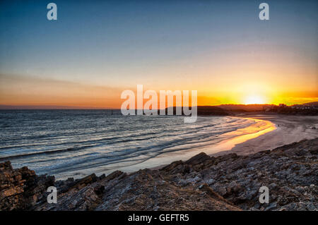 Sonnenuntergang am Meer in Barry Island, Wales, Großbritannien, erschossen in HDR, hohem Dynamikumfang Stockfoto