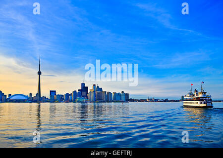Geographie, Reisen, Kanada, Ontario, Toronto, Toronto Skyline mit CN Tower und Toronto Islands Ferry, Stadt Toronto, Ontario, Kanada Stockfoto
