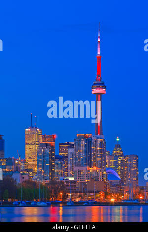 Geographie, Reisen, Kanada, Ontario, Toronto Skyline Toronto City aus Ontario Place, Toronto, Ontario, in der Dämmerung zu sehen. Stockfoto