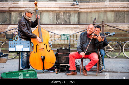 Drei Straßenmusiker spielen auf der Straße von Florenz, Italien. Jazz Improvisation und String-Instrumente. Stockfoto