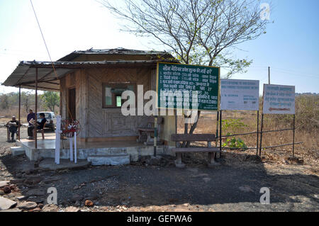 Bhopal, Madhya Pradesh, Indien - 5. Dezember 2015: Main Enterance Bhimbetka archäologischen Stätte auf einfache, Bhimbetka, Bhopal, Madhya Pradesh, Indien. Stockfoto