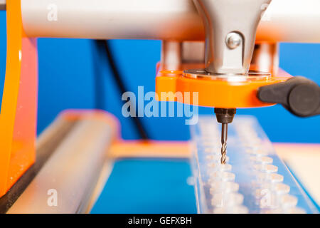 Fräser CNC-Fräser und Kunststoffteile aus Plexiglas Stockfoto