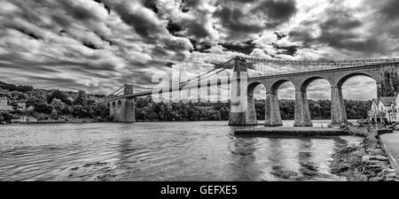 Menai Bridge, schwarz und weiß, Landschaft, Drama, Wolken, Wasser, Reflexion, Tourist, Welsch, britische Pfund-Münze, Erbe Stockfoto