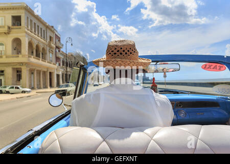 Sightseeing-Ansicht aus einem umsetzbar Oldtimer-Taxi am Malecón in Havanna, Kuba Stockfoto