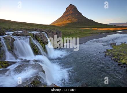Kirkjufellsfoss und Kirkjufell, Vesturland, Island Stockfoto