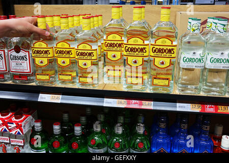 Gordons London dry Gin in einen Großhandel Stockfoto