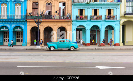 Havanna Straßenszene - Oldtimer und bunt bemalten Häusern in Paseo de Marti, Alt-Havanna, Kuba Stockfoto
