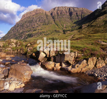 Abendlicht in Glencoe aus dem Fluss Coe, West Highlands Stockfoto