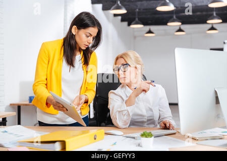 Zwei Geschäftsfrauen, die Zusammenarbeit im Büro Stockfoto