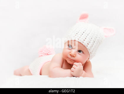 Porträt von Femail Neugeborenen mit Hase Wollmütze Stockfoto