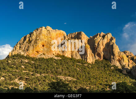 Rhyolite Felsen rund um Sunny Flat Campground in Cave Creek Canyon bei Sonnenuntergang, riparian Zone im Chiricahua Mountains, Arizona USA Stockfoto