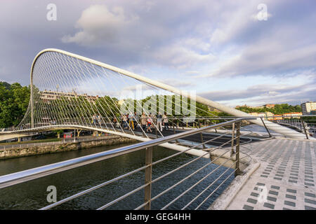 Zubizuri Fußgängerbrücke über den Fluss Nervion, Architekt Santiago Calatrava, Campo Volantin Brücke, Bilbao, Spanien Stockfoto