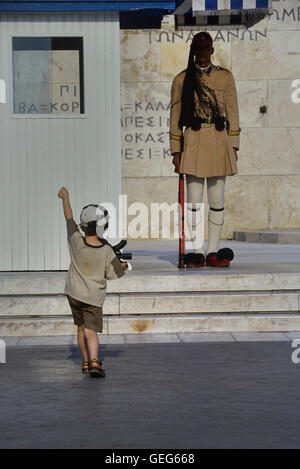 Evzone bewachen das Grab des unbekannten Soldaten in Athen von einem kleinen Jungen kopiert wird. Griechenland. Europa Stockfoto