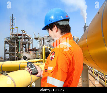 Ein Umwelt-Ingenieur überwacht Geräuschpegel bei einem UK chemische Verarbeitungsbetrieb Stockfoto