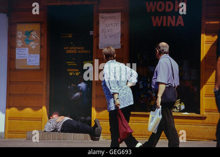 Schlafenden Mann in der Tür ein Wodka-Geschäft. Zakopane. Polen. Stockfoto