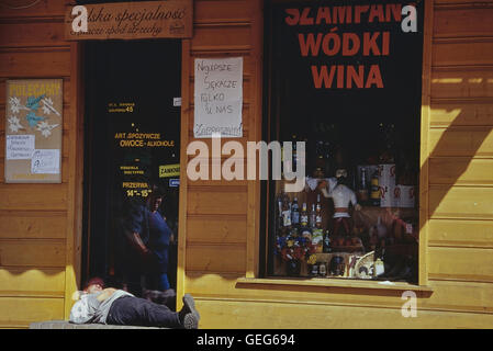 Schlafenden Mann in der Tür ein Wodka-Geschäft. Zakopane. Polen. Stockfoto