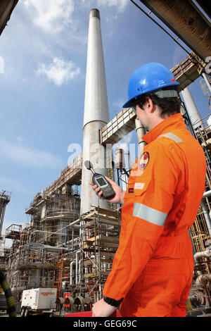 Ein Umwelt-Ingenieur überwacht Geräuschpegel in einer UK-Öl-Raffinerie Stockfoto