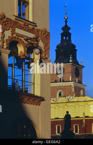 Der Uhrturm des Rathauses auf dem Marktplatz - Krakau in Polen. Europa Stockfoto