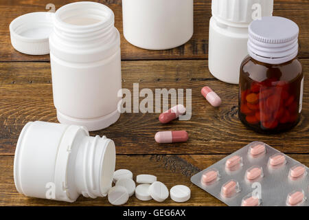 Verschiedene medizinische Apothekerflaschen Pille Stockfoto