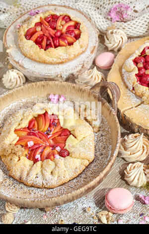 Satz von rustikalen Obstkuchen und Meringues, selbstgemachter Kuchen. Stockfoto