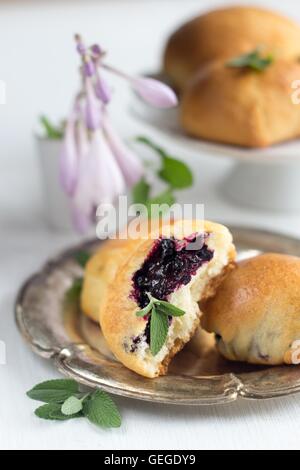 Brötchen mit Heidelbeeren Stockfoto