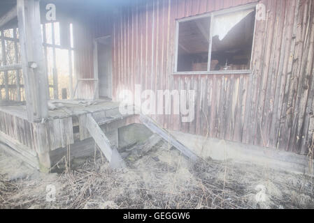 verlassenes Holzhaus im Dorf im Norden Stockfoto