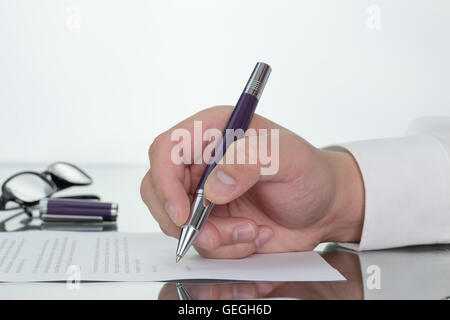 Hand mit Stift über Antragsformular, Geschäftsmann, die Unterzeichnung eines Vertrags mit Kugelschreiber-Konzept. Stockfoto