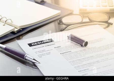 Lebenslaufdaten, Stift, digitale Tablet, Notebook und Gläser. Stockfoto