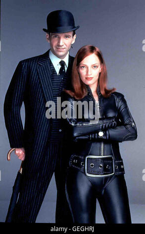 Herr John Steed (Ralph Fiennes), Emma Peel (Uma Thurman) *** lokalen Caption *** 1998, 1990er, 1990er Jahre, Avengers, der, Film, Mit Schirm, Charme Und Melone Stockfoto