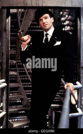 John Steed (Ralph Fiennes) *** lokalen Caption *** 1998, Avengers, die, Mit Schirm, Charme Und Melone Stockfoto