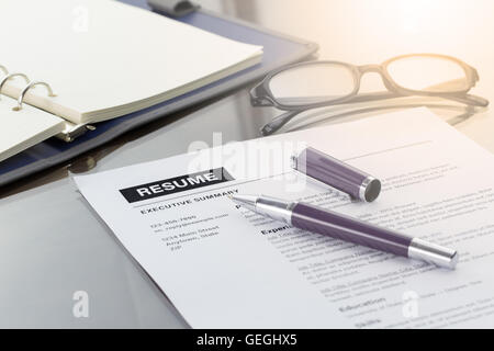 Lebenslaufdaten, Stift, digitale Tablet, Notebook und Gläser. Stockfoto