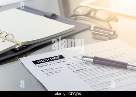 Lebenslaufdaten, Stift, digitale Tablet, Notebook und Gläser. Stockfoto