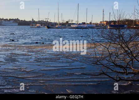 Stockholm Winter Blick vom gefrorenen Ufer Djurgarden Insel Schweden Skandinavien Stockfoto