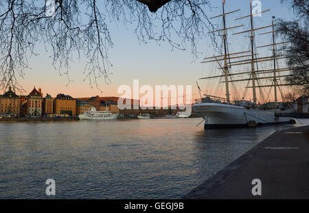 Af Chapman Segelschiff jetzt eine Jugendherberge aus Insel Skeppsholmen vertäut mit der Altstadt Gamla Stan im Hintergrund, Stockholm Schweden Skandinavien Stockfoto