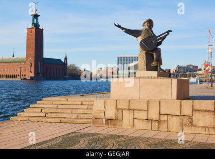 Stadshuset (Rathaus) auf Kungsholmen und die Statue von Evert Taube, Evert Taubes Terrass, Riddarholmen Insel Stockholm Schweden Skandinavien Stockfoto