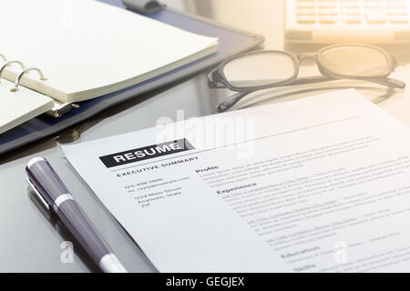 Lebenslaufdaten, Stift, digitale Tablet, Notebook und Gläser. Stockfoto