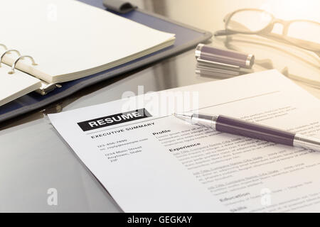 Lebenslaufdaten, Stift, digitale Tablet, Notebook und Gläser. Stockfoto