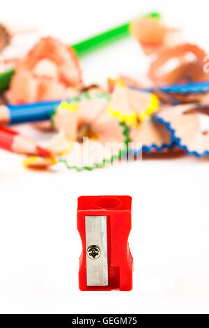 Roter Bleistiftspitzer mit Farbstiften Späne. Vertikales Bild. Stockfoto