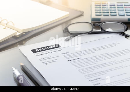 Lebenslaufdaten, Kugelschreiber, Bleistift, Notebook und Gläser. Stockfoto