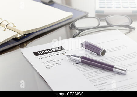 Lebenslaufdaten, Stift, digitale Tablet, Notebook und Gläser. Stockfoto