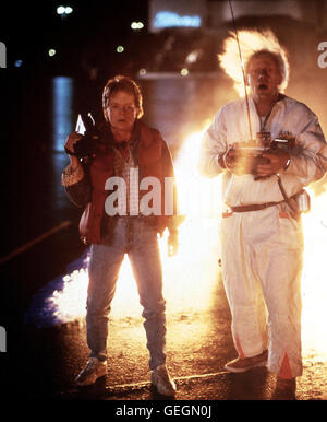 Fox, Christopher Lloyd Wissenschaftler Dr. Emmett Brown (Christopher Lloyd, R) Hat Ein Auto Zur Zeitmaschine Umgebaut. Begeistert Macht er Mit Marty McFly (Michael) Einen Test, um Zu Pruefen, Ob Die Maschine Funktioniert.    Lokale Zertifizierungsstelle Stockfoto