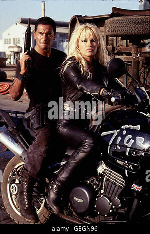 Temuera Morrison, Pamela Anderson Lee Dann Prosakunstwerk Barb Drähte (Pamela Anderson Lee) Alte Liebe Axel Hood (Temuera Morrison) Auf, um in Einer Dringenden Mission Widerhaken Hilfe Zu Erbitten. Lokalen Caption *** 1996, Barb Wire, Barb Wire Stockfoto