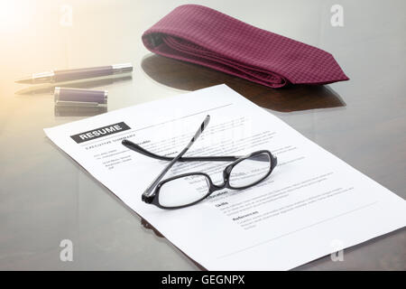 Fortsetzen Sie Informationen, mit Stift, Krawatte und Gläser. Stockfoto