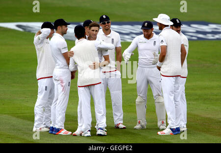 Englands Chris Woakes ist von Teamkollegen gratulierte, nach der Einnahme des Wicket Pakistans Misbah-Ul-Haq tagsüber vier von der zweiten Investec Testspiel im Emirates Old Trafford, Manchester. Stockfoto